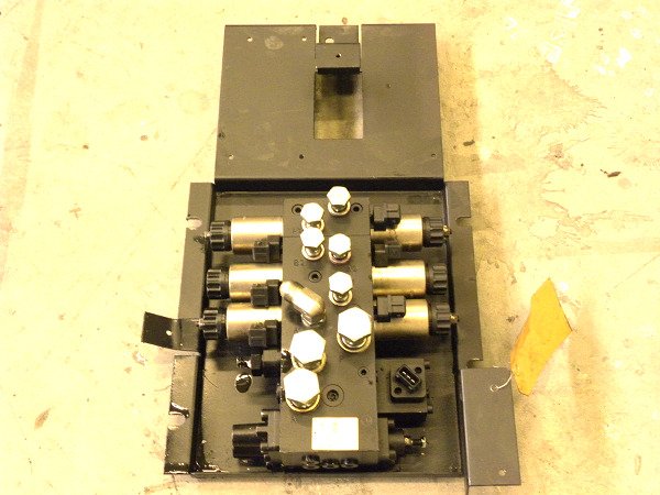 Hydraulic block for Caterpillar NR16N - Υδραυλική βαλβίδα για Ανυψωτικό μηχάνημα: φωτογραφία 1 Hydraulic block for Caterpillar NR16N - Υδραυλική βαλβίδα για Ανυψωτικό μηχάνημα: φωτογραφία 1