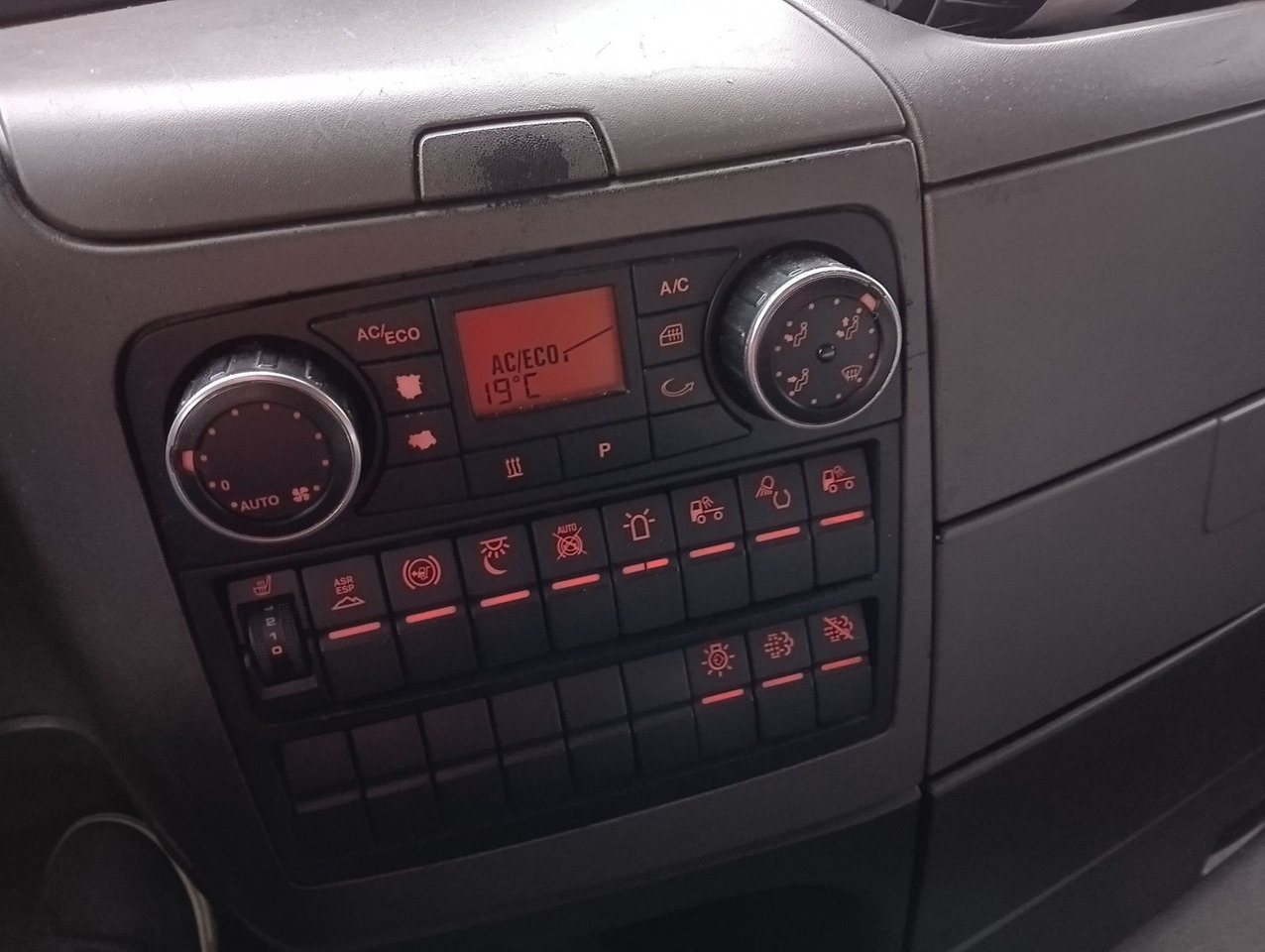 Τράκτορας MAN TGX 18:440 FLT XLX 2xTank Klima Spoiler Kühlbox MAN TGX 18:440 FLT XLX 2xTank Klima Spoiler Kühlbox: φωτογραφία 32