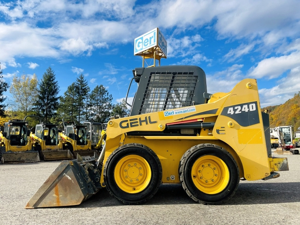 Gehl SL4240 (4090) - Φορτωτής πλάγιας ολίσθησης: φωτογραφία 1 Gehl SL4240 (4090) - Φορτωτής πλάγιας ολίσθησης: φωτογραφία 1