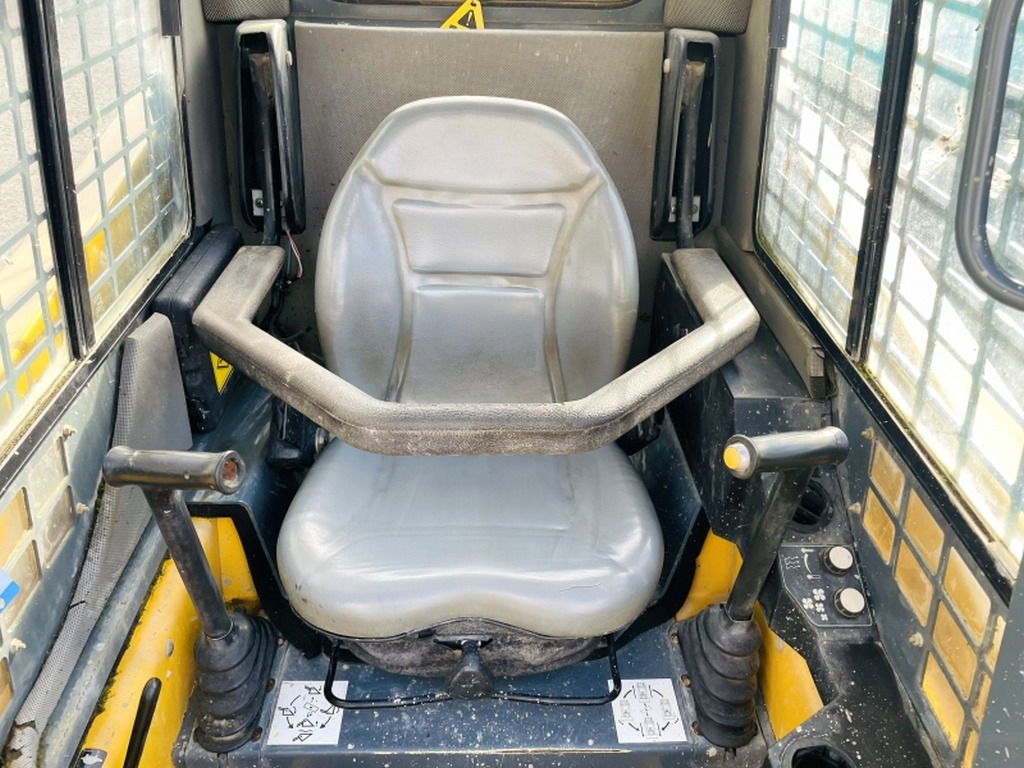 Gehl SL4240 (4090) - Φορτωτής πλάγιας ολίσθησης: φωτογραφία 5 Gehl SL4240 (4090) - Φορτωτής πλάγιας ολίσθησης: φωτογραφία 5