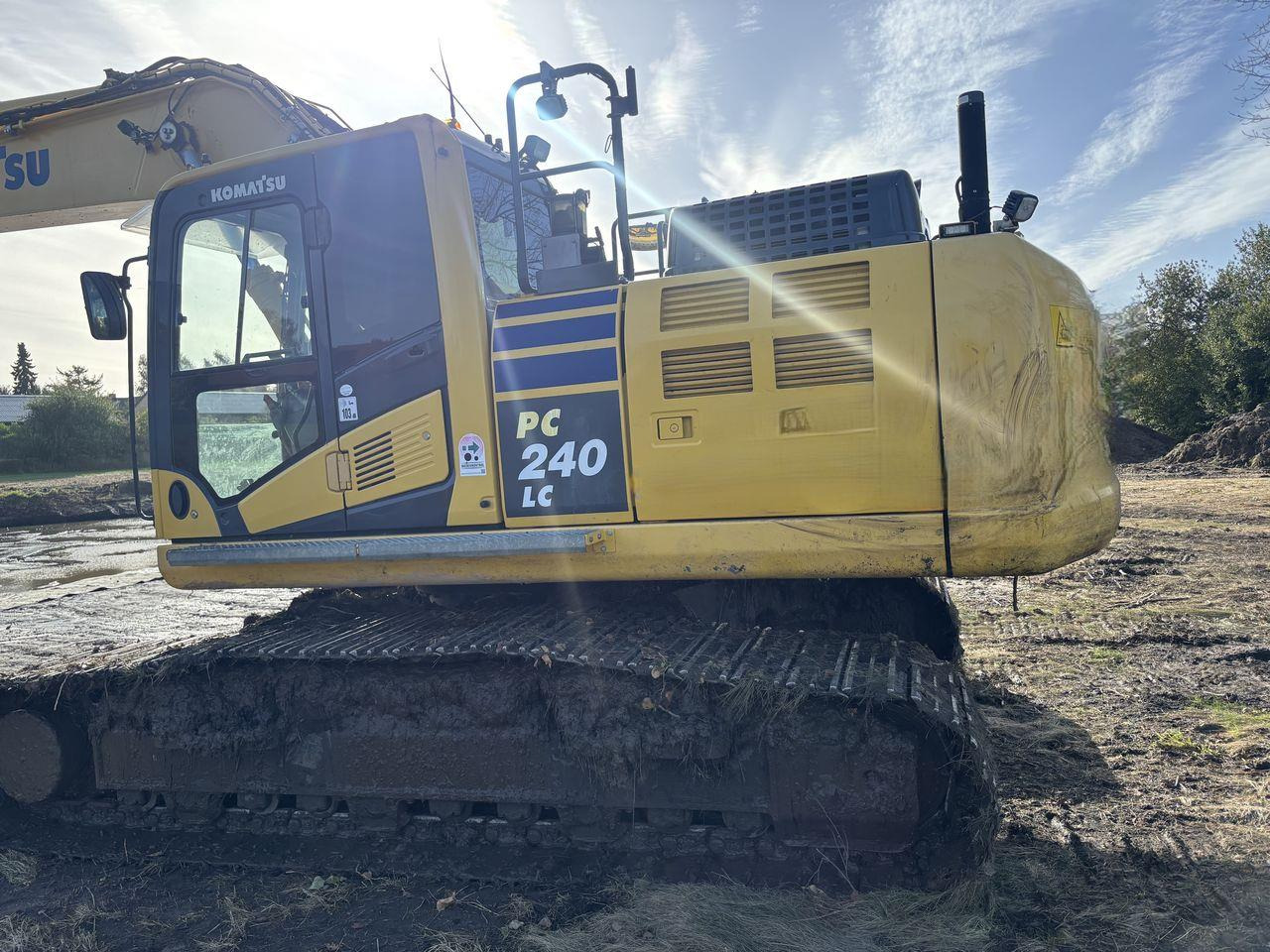 Komatsu PC240LC-11 - Ερπυστριοφόρος εκσκαφέας: φωτογραφία 1 Komatsu PC240LC-11 - Ερπυστριοφόρος εκσκαφέας: φωτογραφία 1