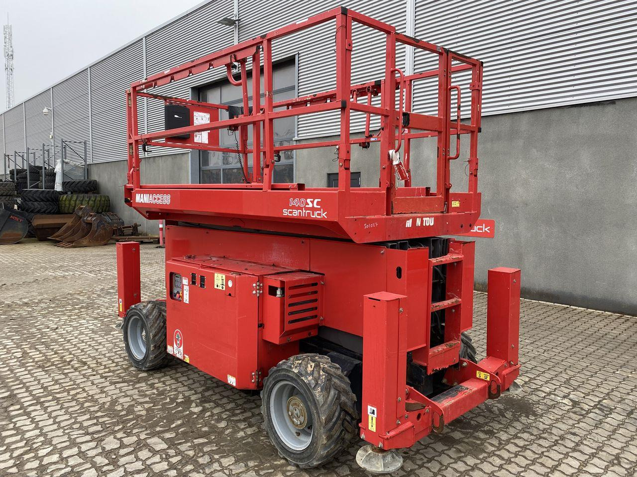 Manitou 140SC - Ψαλιδωτό ανυψωτικό: φωτογραφία 2 Manitou 140SC - Ψαλιδωτό ανυψωτικό: φωτογραφία 2