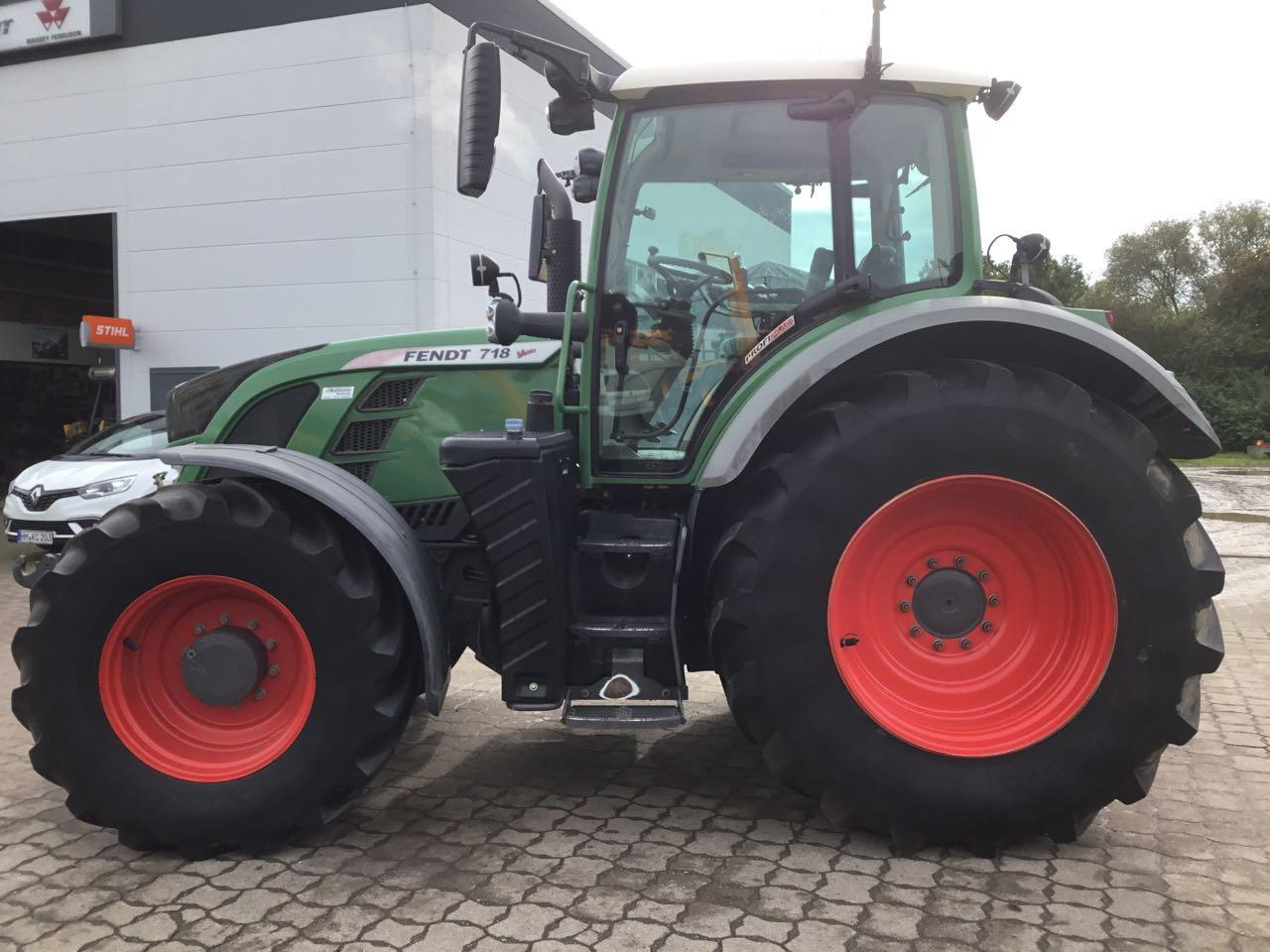 Fendt 718 Vario SCR - Τρακτέρ: φωτογραφία 3 Fendt 718 Vario SCR - Τρακτέρ: φωτογραφία 3