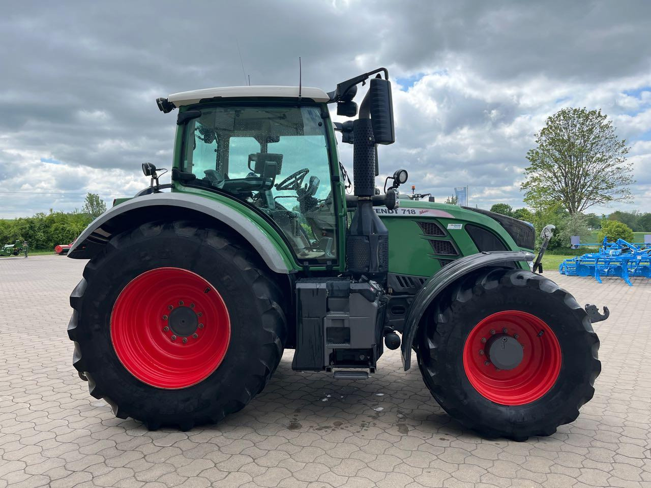 Fendt 718 Vario SCR - Τρακτέρ: φωτογραφία 1 Fendt 718 Vario SCR - Τρακτέρ: φωτογραφία 1
