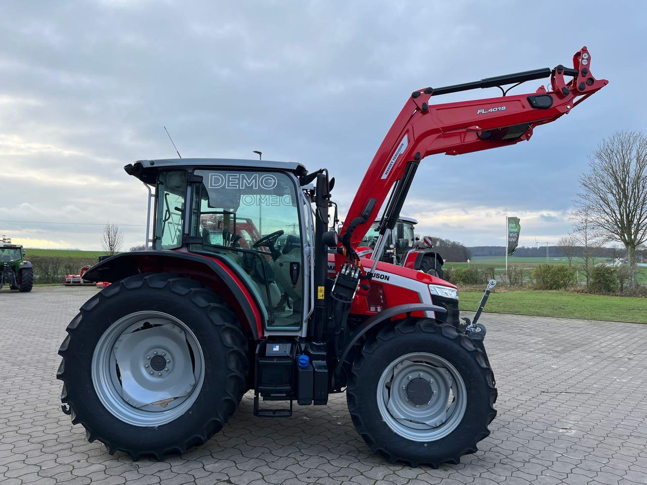 Massey Ferguson 5M.115 Dyna-4 Essential - Τρακτέρ: φωτογραφία 2 Massey Ferguson 5M.115 Dyna-4 Essential - Τρακτέρ: φωτογραφία 2