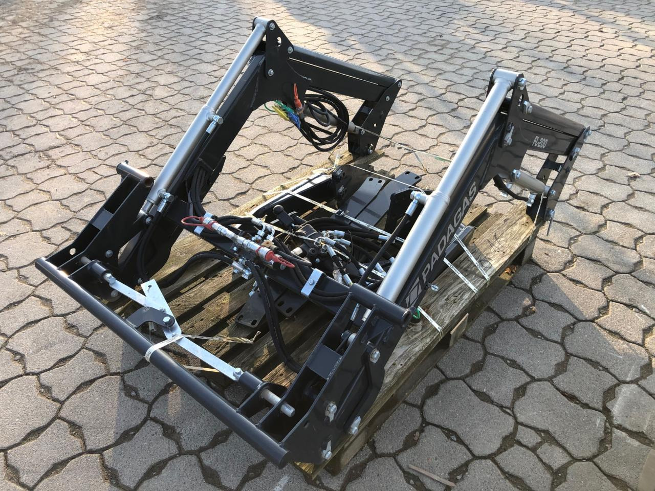 Solis PADAGAS FL200P Frontlader - Παρελκόμενα: φωτογραφία 1 Solis PADAGAS FL200P Frontlader - Παρελκόμενα: φωτογραφία 1