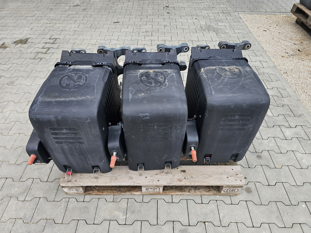 DAF XF106 EURO 6 / VERTICAL BATTERY BOX - Συσσωρευτής: φωτογραφία 1 DAF XF106 EURO 6 / VERTICAL BATTERY BOX - Συσσωρευτής: φωτογραφία 1