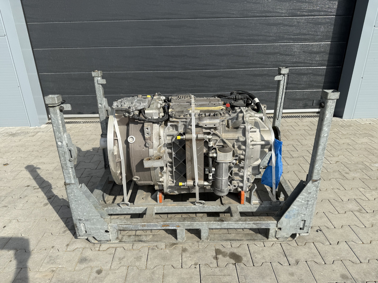 VOLVO BUS HYBRID Automatic gearbox AT2412F electric motor EMDS120 (EMD300B) / NEW - Κιβώτιο ταχυτήτων για Αστικό λεωφορείο: φωτογραφία 2 VOLVO BUS HYBRID Automatic gearbox AT2412F electric motor EMDS120 (EMD300B) / NEW - Κιβώτιο ταχυτήτων για Αστικό λεωφορείο: φωτογραφία 2