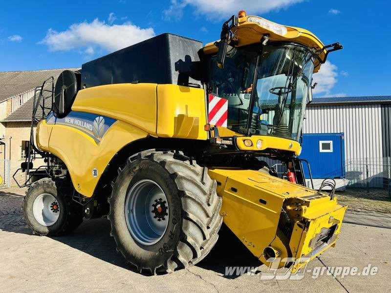 New Holland CR8080 - Θεριζοαλωνιστική μηχανή: φωτογραφία 3 New Holland CR8080 - Θεριζοαλωνιστική μηχανή: φωτογραφία 3
