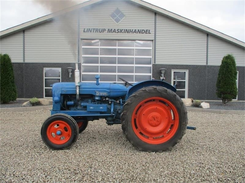 Fordson Major Diesel traktor - Τρακτέρ: φωτογραφία 1 Fordson Major Diesel traktor - Τρακτέρ: φωτογραφία 1