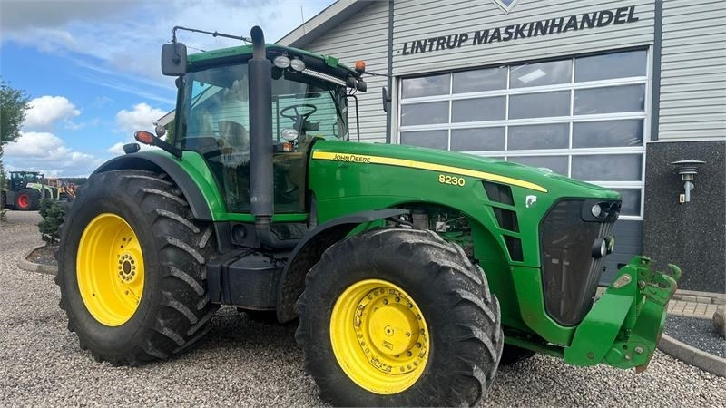 Τρακτέρ John Deere 8230 Med frontlift: φωτογραφία 16