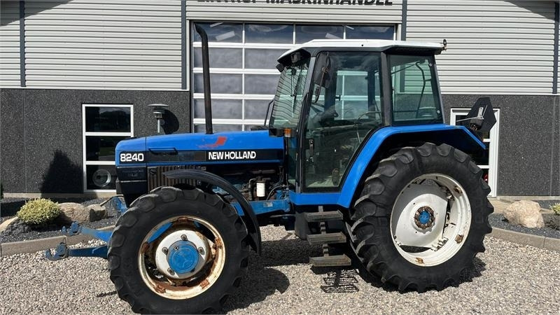 New Holland 8240 SLE Med frontlift og frontPTO - Τρακτέρ: φωτογραφία 1 New Holland 8240 SLE Med frontlift og frontPTO - Τρακτέρ: φωτογραφία 1