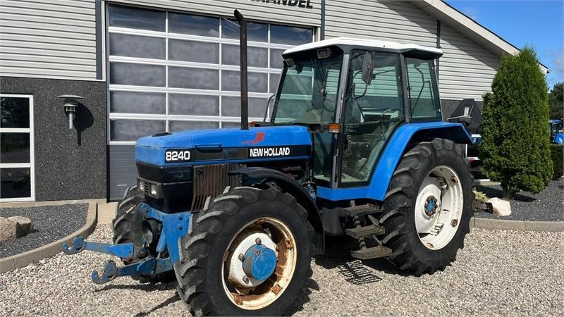 New Holland 8240 SLE Med frontlift og frontPTO - Τρακτέρ: φωτογραφία 2 New Holland 8240 SLE Med frontlift og frontPTO - Τρακτέρ: φωτογραφία 2