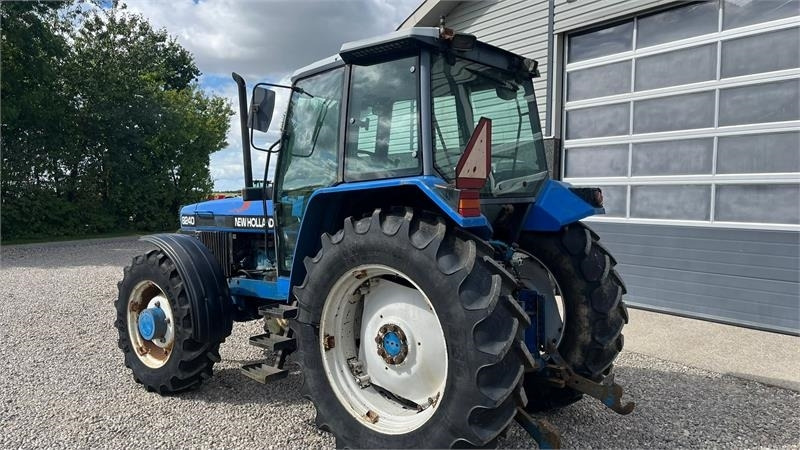 New Holland 8240 SLE Med frontlift og frontPTO - Τρακτέρ: φωτογραφία 3 New Holland 8240 SLE Med frontlift og frontPTO - Τρακτέρ: φωτογραφία 3