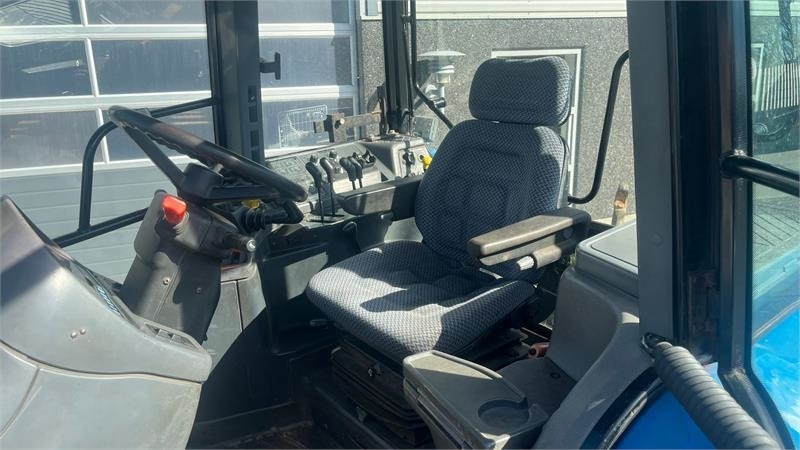New Holland 8360 Rangecommand - Τρακτέρ: φωτογραφία 4 New Holland 8360 Rangecommand - Τρακτέρ: φωτογραφία 4