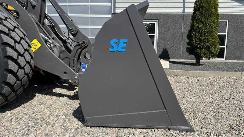 SE AB 2,9m3 skovl med Volvo beslag på. Den er 2.75 - Κουβας για Κατασκευή μηχανήματα: φωτογραφία 2 SE AB 2,9m3 skovl med Volvo beslag på. Den er 2.75 - Κουβας για Κατασκευή μηχανήματα: φωτογραφία 2