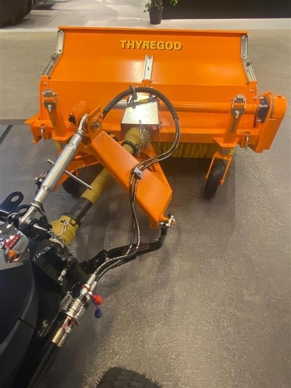 Solis H26 HST SnowEdition med Thyregod TK 1600 kost på - Τρακτέρ: φωτογραφία 5 Solis H26 HST SnowEdition med Thyregod TK 1600 kost på - Τρακτέρ: φωτογραφία 5