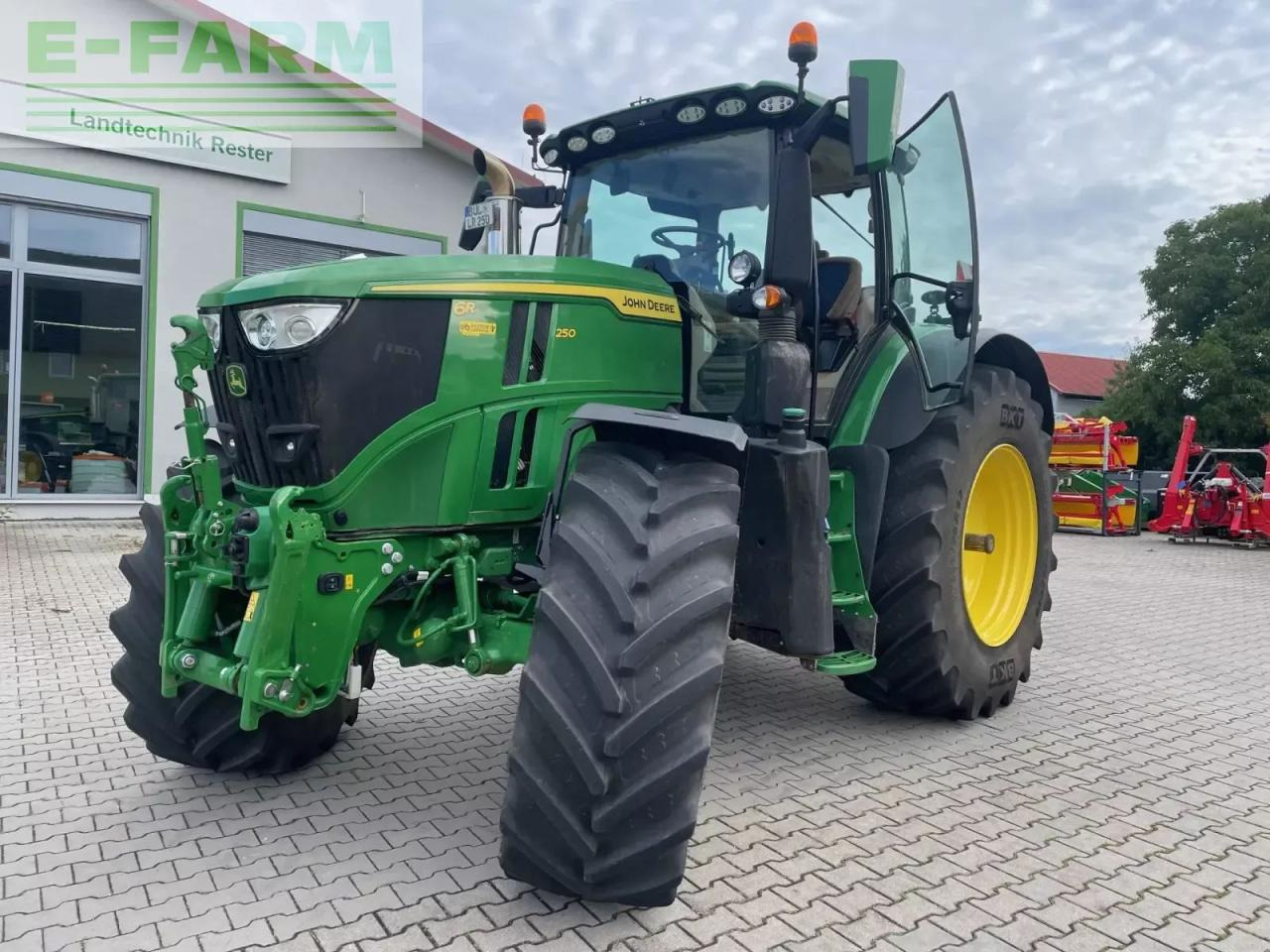 John Deere 6r 250 - Τρακτέρ: φωτογραφία 2 John Deere 6r 250 - Τρακτέρ: φωτογραφία 2