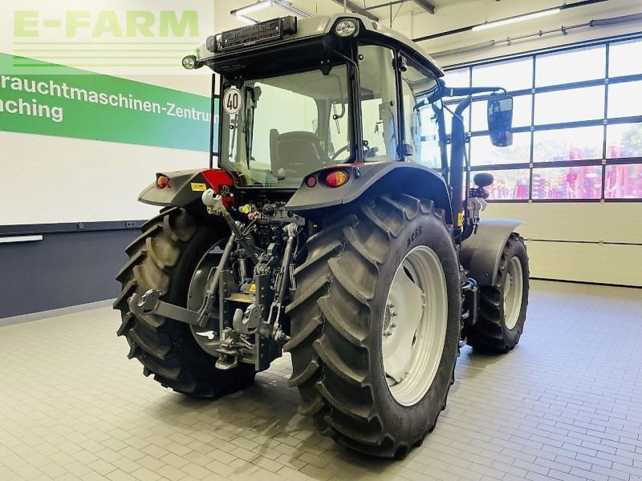 Massey Ferguson 5711 m - Τρακτέρ: φωτογραφία 5 Massey Ferguson 5711 m - Τρακτέρ: φωτογραφία 5