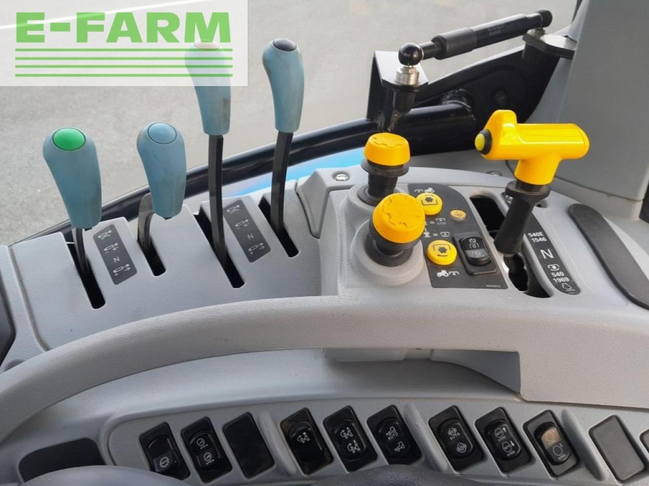 New Holland t7.210 pc - Τρακτέρ: φωτογραφία 4 New Holland t7.210 pc - Τρακτέρ: φωτογραφία 4