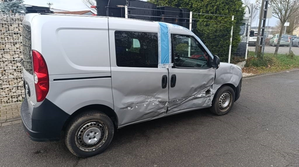 Opel Combo Kastenwagen Transp. Seitenschaden fahrbereit - Επαγγελματικό αυτοκίνητο κόφα: φωτογραφία 3 Opel Combo Kastenwagen Transp. Seitenschaden fahrbereit - Επαγγελματικό αυτοκίνητο κόφα: φωτογραφία 3