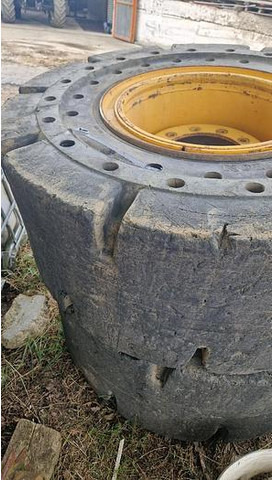 Big Vollgummi Räder 20,5 x 25 mit Volvo Felgen - Ελαστικό: φωτογραφία 3 Big Vollgummi Räder 20,5 x 25 mit Volvo Felgen - Ελαστικό: φωτογραφία 3