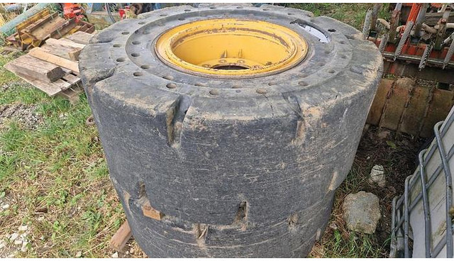 Big Vollgummi Räder 20,5 x 25 mit Volvo Felgen - Ελαστικό: φωτογραφία 1 Big Vollgummi Räder 20,5 x 25 mit Volvo Felgen - Ελαστικό: φωτογραφία 1