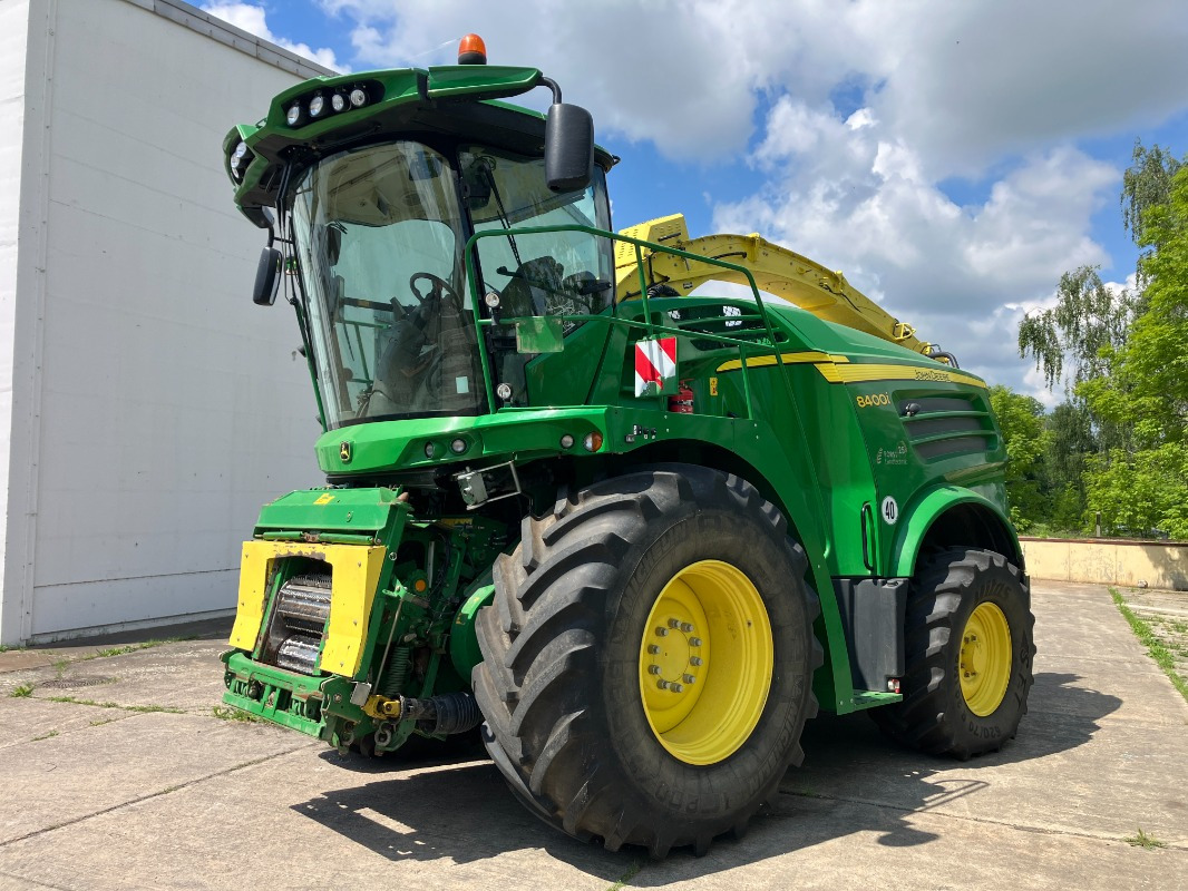 John Deere 8400i mit Kemper 360 und Pick-Up 639 - Μηχανή συγκομιδής: φωτογραφία 1 John Deere 8400i mit Kemper 360 und Pick-Up 639 - Μηχανή συγκομιδής: φωτογραφία 1