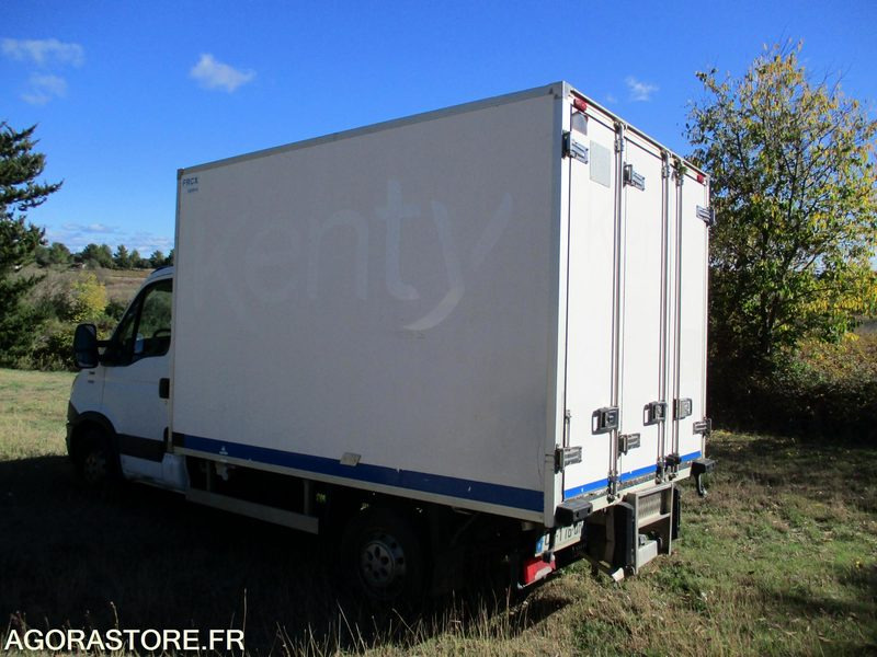 IVECO 35S13 de 2013 chassis cabine frigorifique idéal pour modifié en benne - Επαγγελματικό αυτοκίνητο ψυγείο: φωτογραφία 3 IVECO 35S13 de 2013 chassis cabine frigorifique idéal pour modifié en benne - Επαγγελματικό αυτοκίνητο ψυγείο: φωτογραφία 3