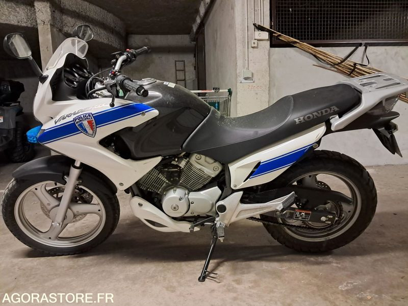 MOTO HONDA VARADERO 125 - POLICE MUNICIPALE - Μοτοσικλέτα: φωτογραφία 1 MOTO HONDA VARADERO 125 - POLICE MUNICIPALE - Μοτοσικλέτα: φωτογραφία 1