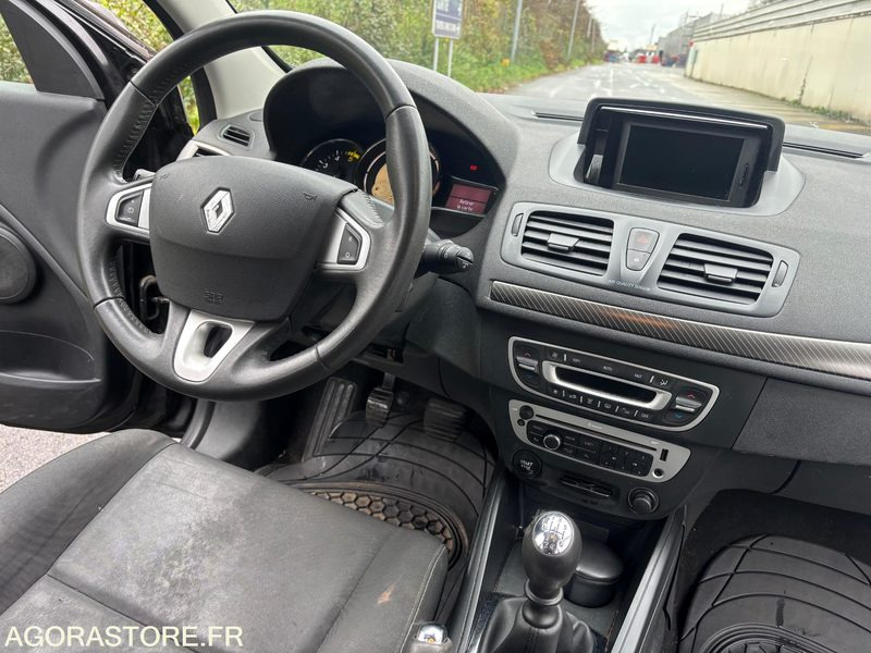 RENAULT- Megane 3 Tomtom Estate 1.5 DCI 110 - année 2012 - 222000 kms - DIESEL - Station wagon: φωτογραφία 4 RENAULT- Megane 3 Tomtom Estate 1.5 DCI 110 - année 2012 - 222000 kms - DIESEL - Station wagon: φωτογραφία 4