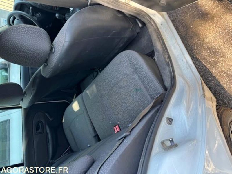 Renault CLIO 2 - Αυτοκίνητο: φωτογραφία 4 Renault CLIO 2 - Αυτοκίνητο: φωτογραφία 4