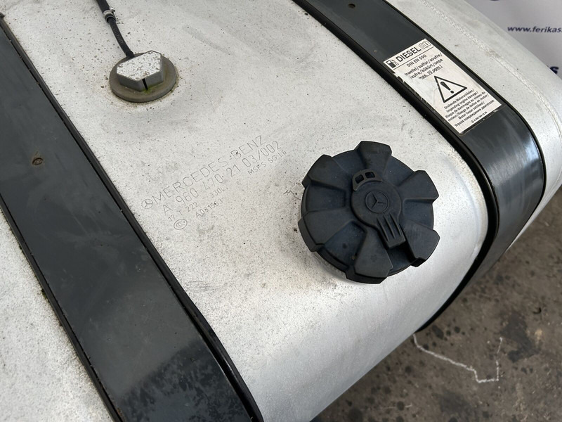 Mercedes-Benz 330L complete fuel tank with brackets - Ρεζερβουάρ καυσίμου για Φορτηγό: φωτογραφία 4 Mercedes-Benz 330L complete fuel tank with brackets - Ρεζερβουάρ καυσίμου για Φορτηγό: φωτογραφία 4