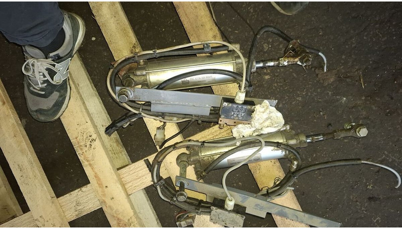 Neoplan BODE цилиндр закрытия - Υδραυλικός κύλινδρος: φωτογραφία 1 Neoplan BODE цилиндр закрытия - Υδραυλικός κύλινδρος: φωτογραφία 1