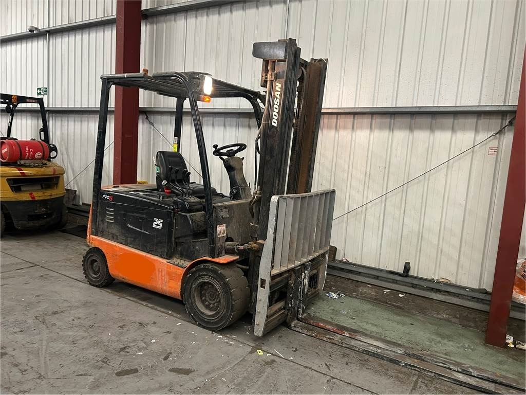Doosan B25X-5 - Ηλεκτροκίνητο περονοφόρο: φωτογραφία 4 Doosan B25X-5 - Ηλεκτροκίνητο περονοφόρο: φωτογραφία 4