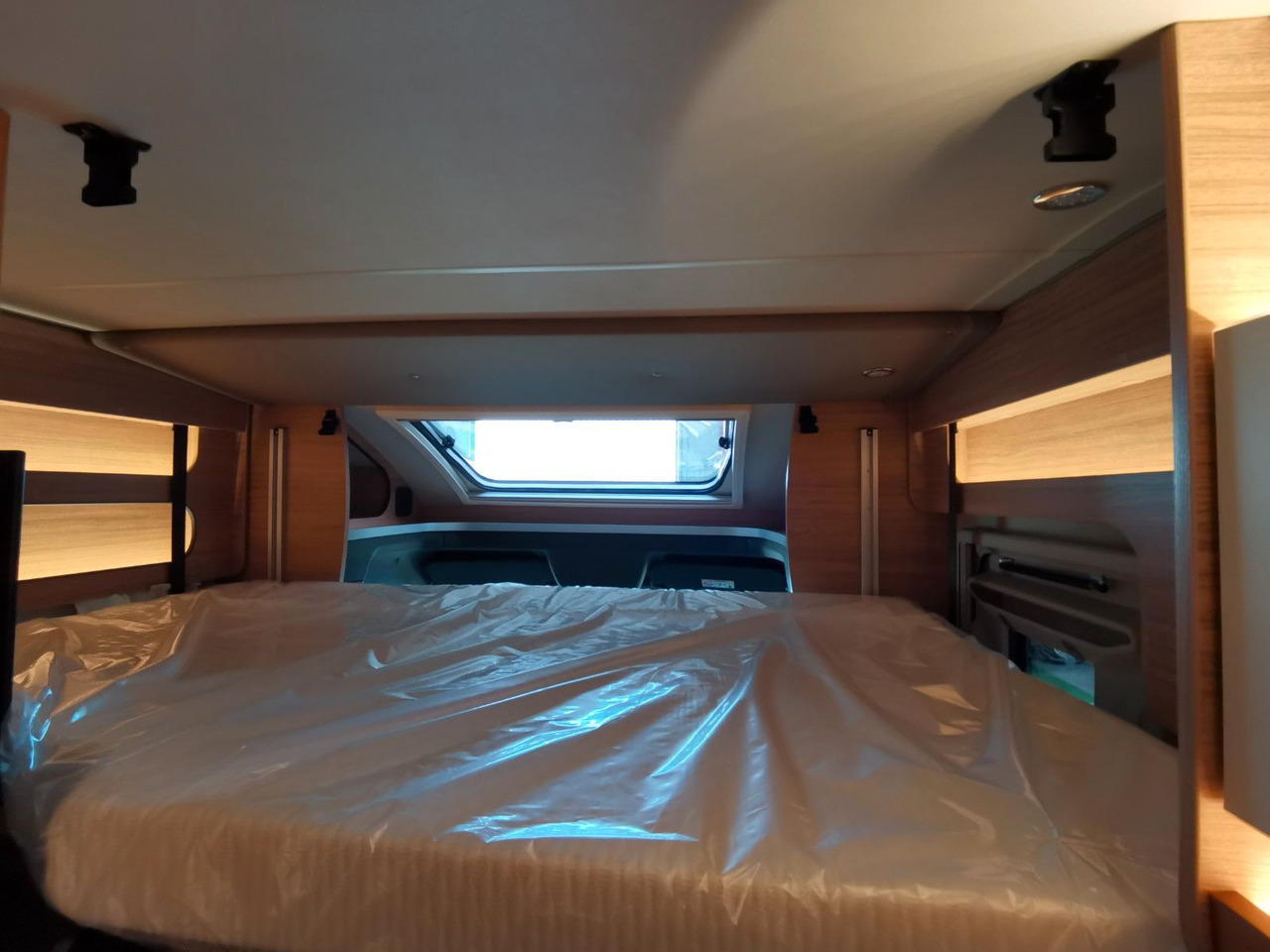 Ημιενιαίο αυτοκινούμενο Weinsberg CARACOMPACT SUITE 640 MEG PEPPER / - MODELL 2025: φωτογραφία 19