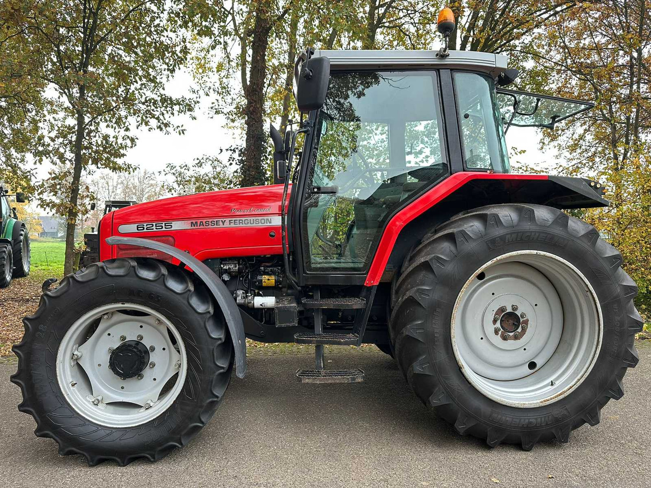 2002 MASSEY FERGUSON 6255 FOUR WHEEL DRIVE FARM TRACTOR - Τρακτέρ: φωτογραφία 2 2002 MASSEY FERGUSON 6255 FOUR WHEEL DRIVE FARM TRACTOR - Τρακτέρ: φωτογραφία 2