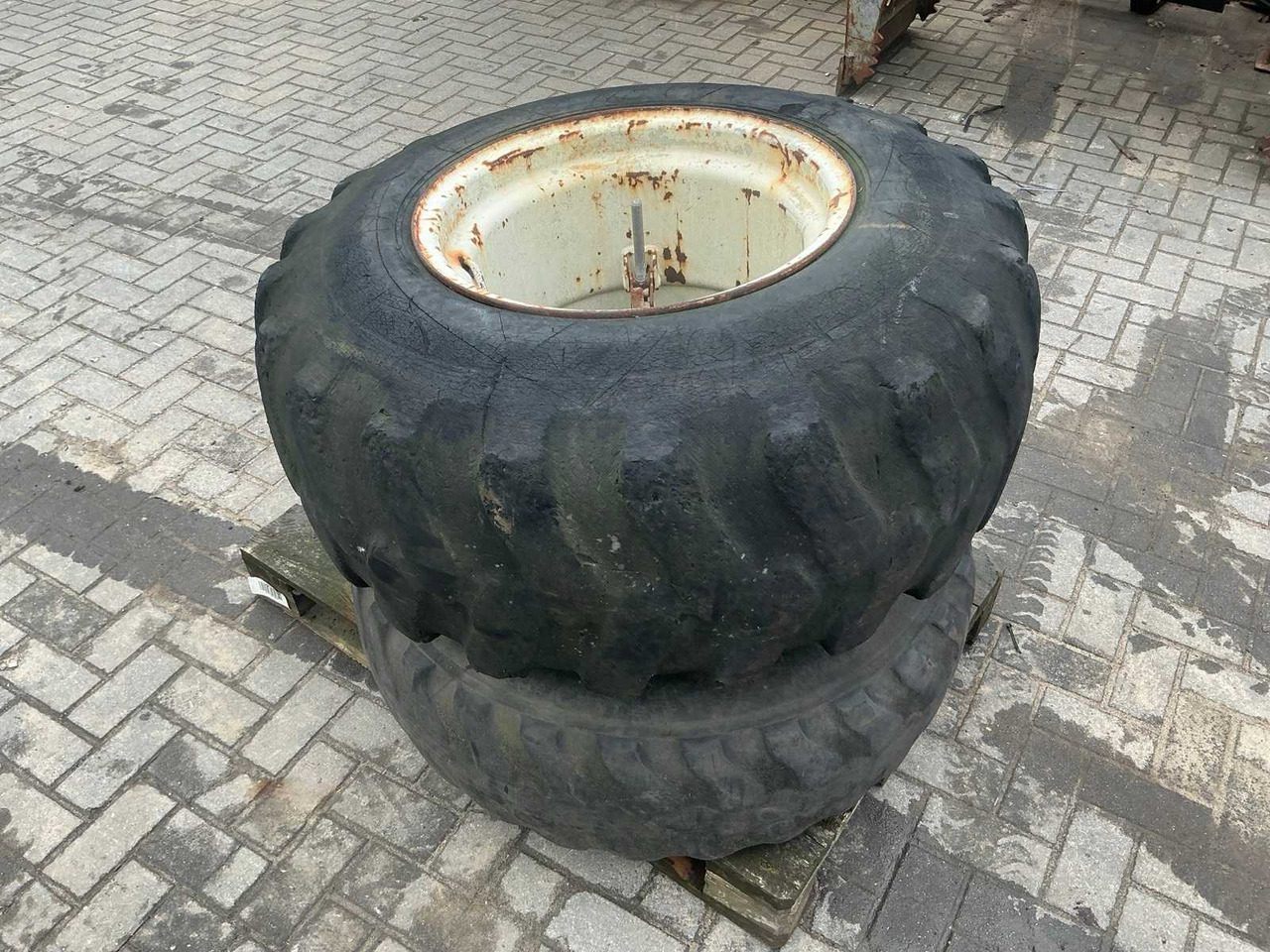 DOUBLE TIRE ON RIM - Τροχοφόρος εκσκαφέας: φωτογραφία 3 DOUBLE TIRE ON RIM - Τροχοφόρος εκσκαφέας: φωτογραφία 3