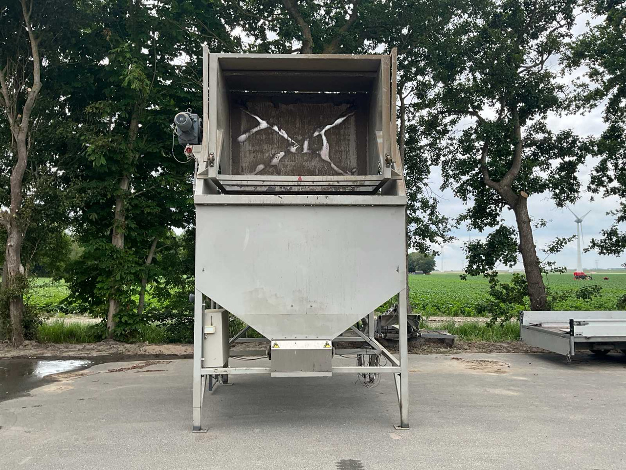 Dosing bunker with tipper - Μηχάνημα πατάτας: φωτογραφία 2 Dosing bunker with tipper - Μηχάνημα πατάτας: φωτογραφία 2