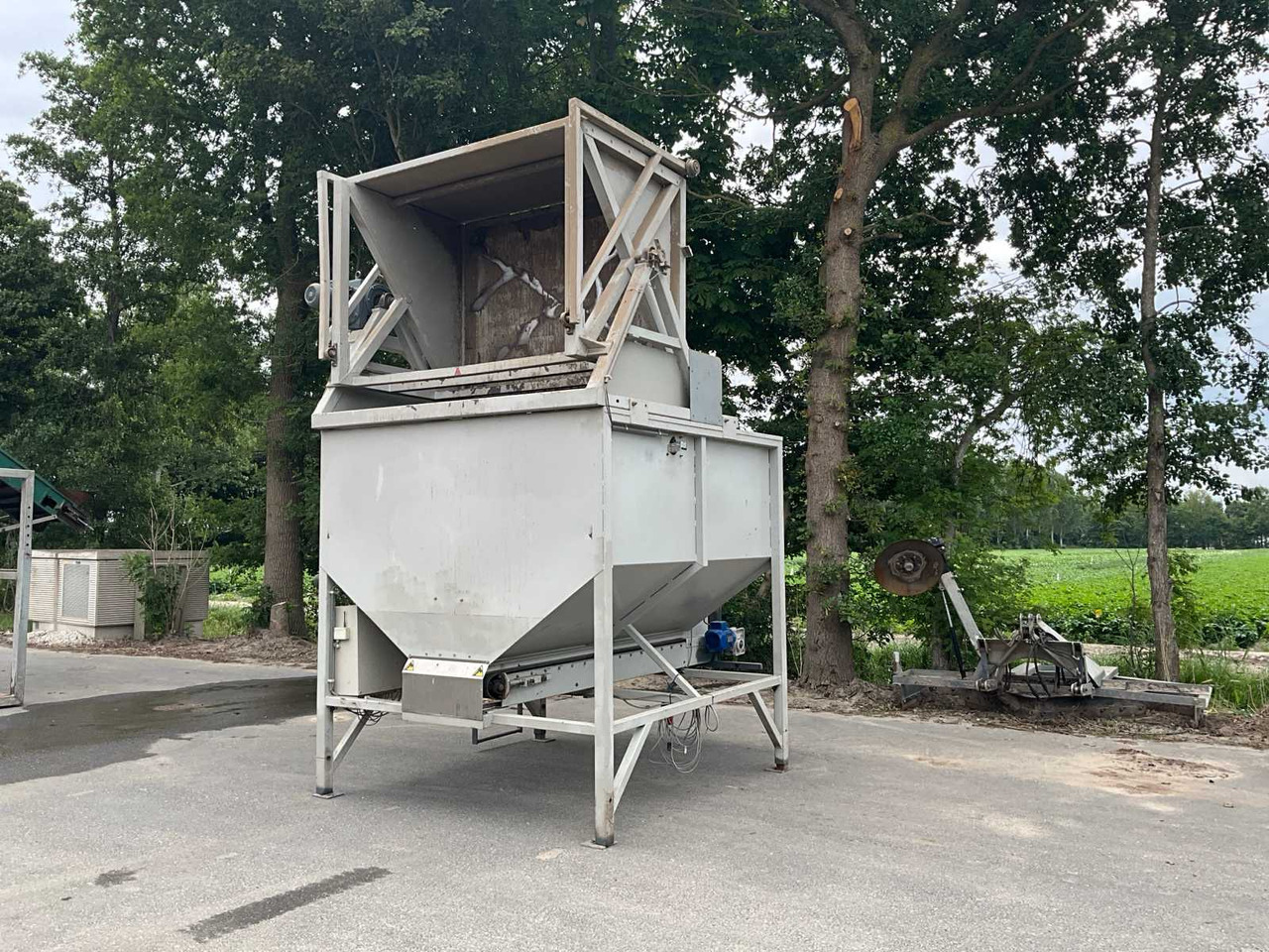 Dosing bunker with tipper - Μηχάνημα πατάτας: φωτογραφία 1 Dosing bunker with tipper - Μηχάνημα πατάτας: φωτογραφία 1
