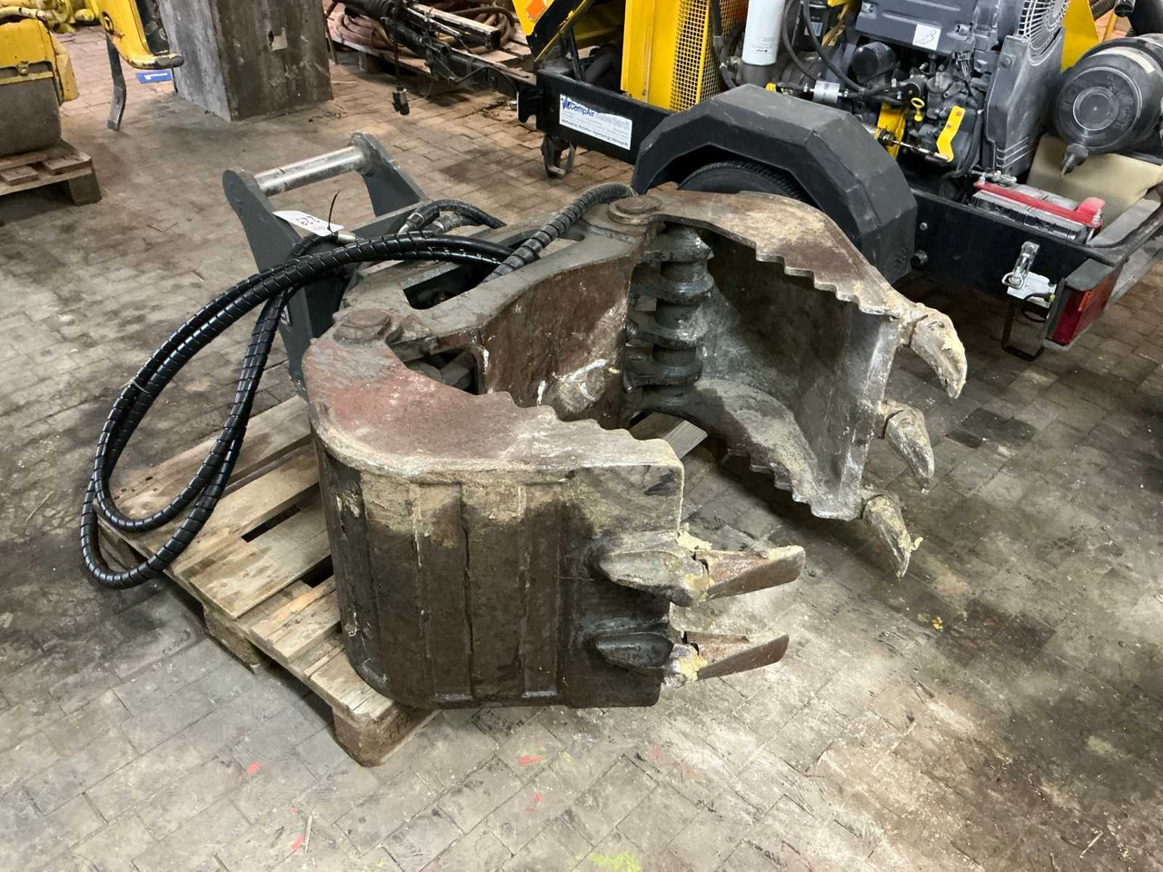 Geel GEEL UNIVERSAL GRIPPER - Ελαστιχοφόρος φορτωτής: φωτογραφία 1 Geel GEEL UNIVERSAL GRIPPER - Ελαστιχοφόρος φορτωτής: φωτογραφία 1