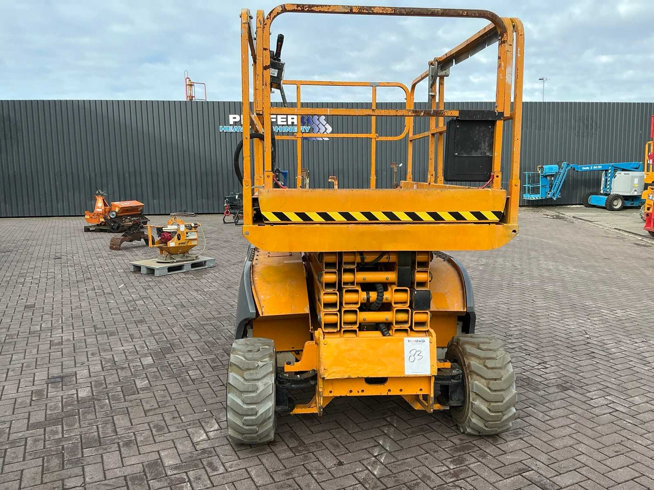 Haulotte Compact 12 - Πλατφόρμα εναέρια: φωτογραφία 2 Haulotte Compact 12 - Πλατφόρμα εναέρια: φωτογραφία 2