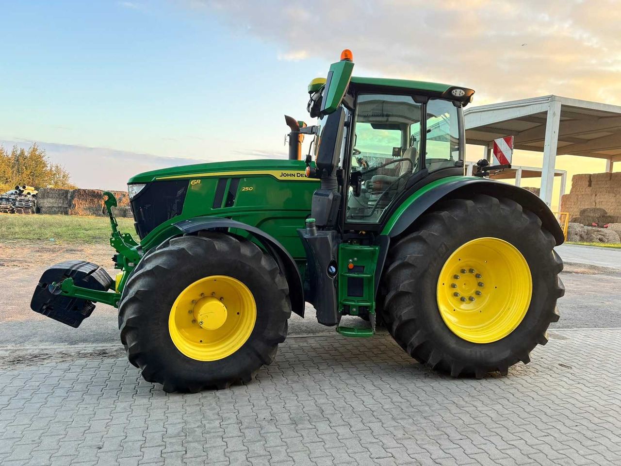 JOHN DEERE 6R 250 - E18 - Τρακτέρ: φωτογραφία 2 JOHN DEERE 6R 250 - E18 - Τρακτέρ: φωτογραφία 2