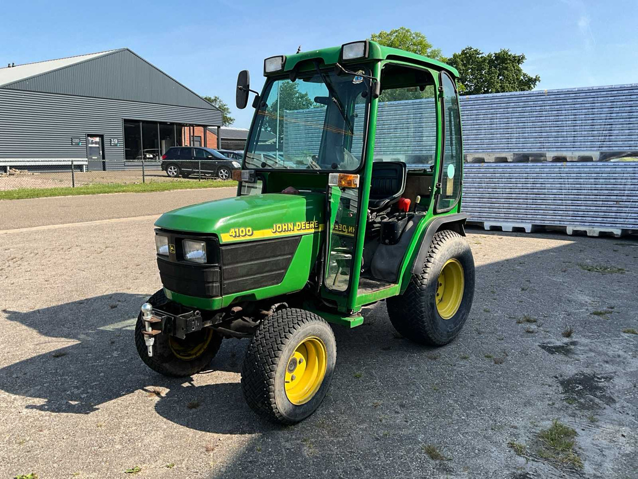 John Deere 4100 - Μικρό τρακτέρ: φωτογραφία 1 John Deere 4100 - Μικρό τρακτέρ: φωτογραφία 1