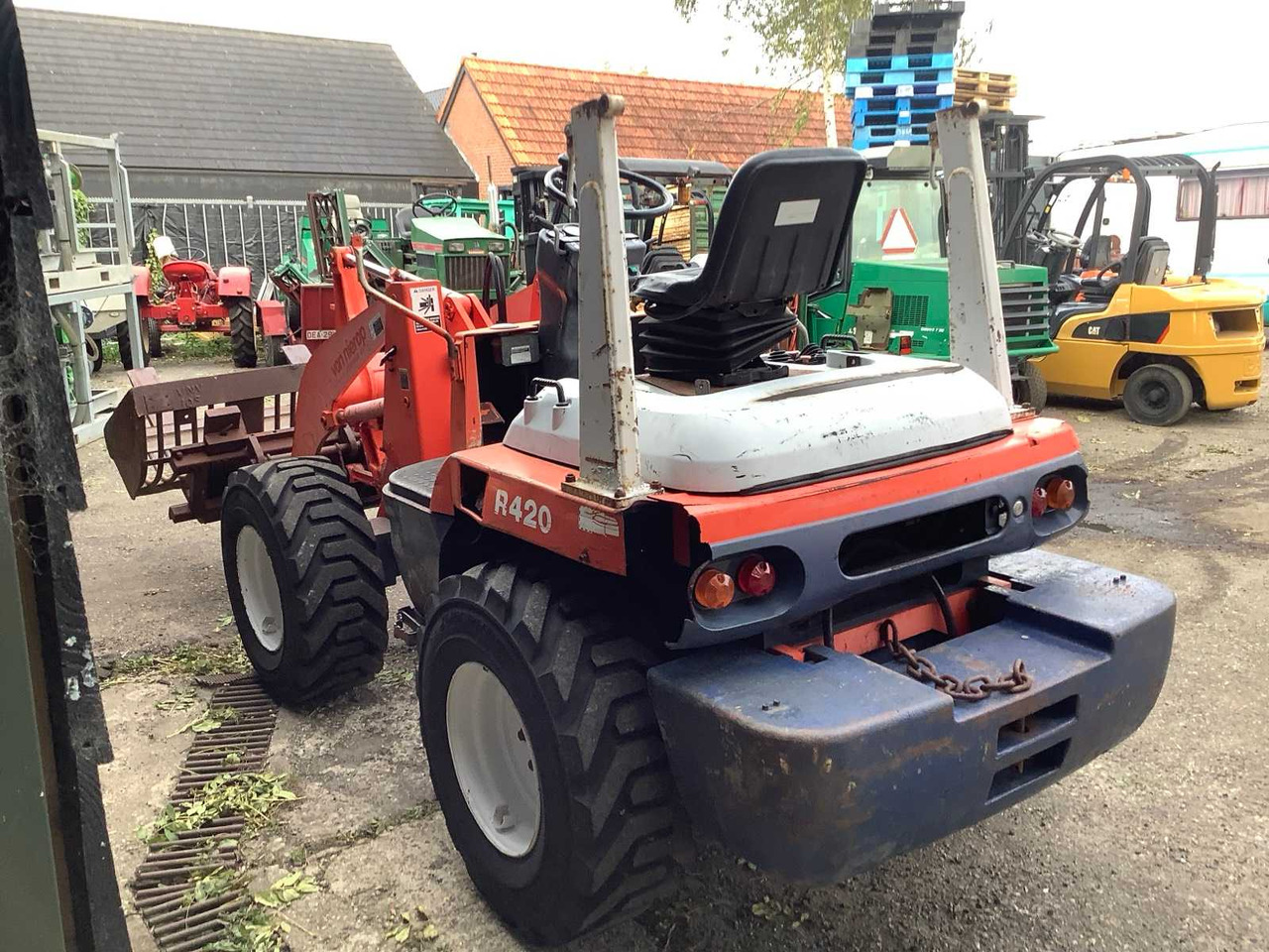 Kubota R420 - Ελαστιχοφόρος φορτωτής: φωτογραφία 4 Kubota R420 - Ελαστιχοφόρος φορτωτής: φωτογραφία 4