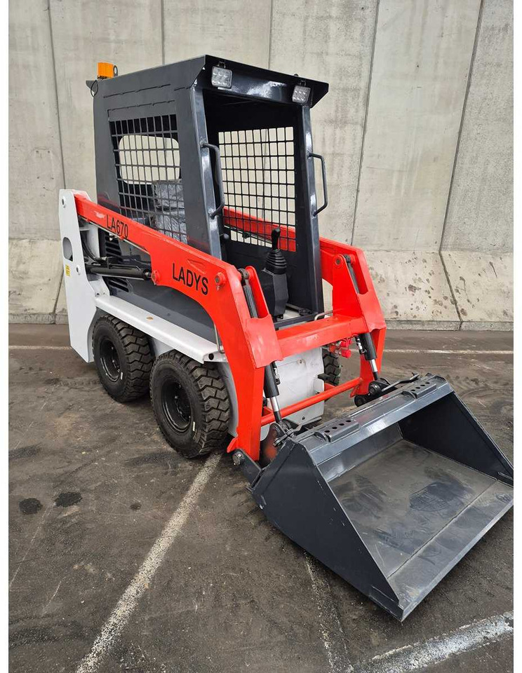 LADYS - 2025 - LA670 - SKID STEER LOADER - Ερπυστριοφόρος μικρός φορτωτής: φωτογραφία 1 LADYS - 2025 - LA670 - SKID STEER LOADER - Ερπυστριοφόρος μικρός φορτωτής: φωτογραφία 1