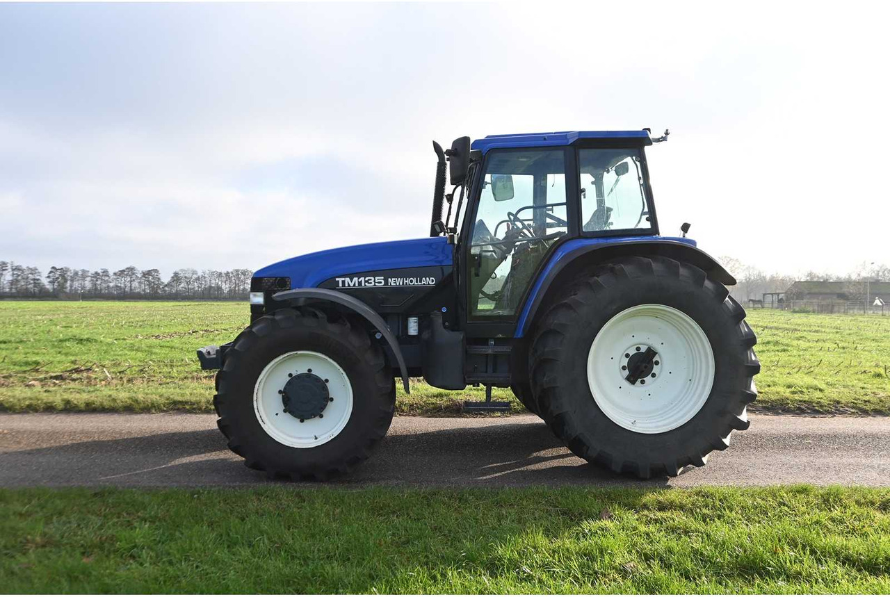 NEW HOLLAND - 1998 - TM135 - ALL-WHEEL DRIVE FARM TRACTOR - Τρακτέρ: φωτογραφία 3 NEW HOLLAND - 1998 - TM135 - ALL-WHEEL DRIVE FARM TRACTOR - Τρακτέρ: φωτογραφία 3