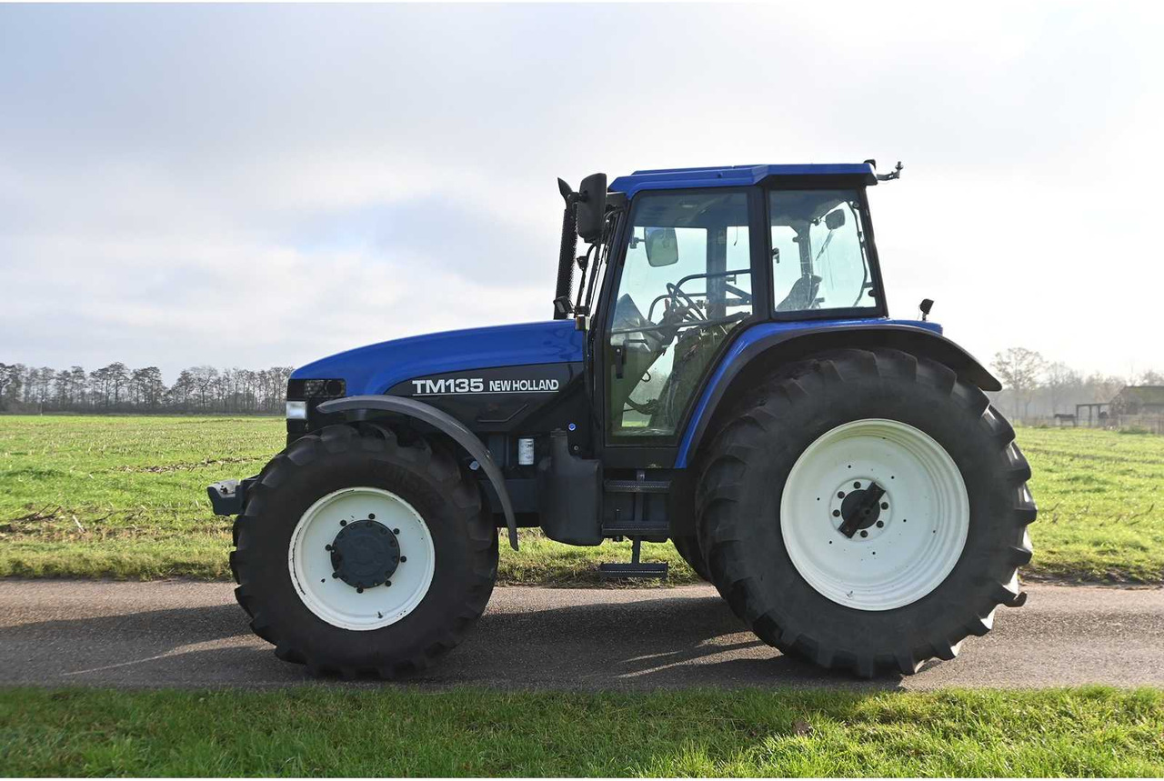 NEW HOLLAND - 1998 - TM135 - ALL-WHEEL DRIVE FARM TRACTOR - Τρακτέρ: φωτογραφία 4 NEW HOLLAND - 1998 - TM135 - ALL-WHEEL DRIVE FARM TRACTOR - Τρακτέρ: φωτογραφία 4
