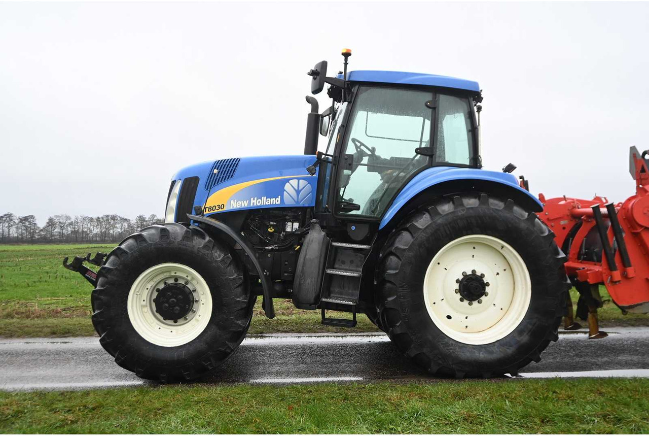 NEW HOLLAND - 2003 - TG230 - ALL-WHEEL DRIVE FARM TRACTOR - Τρακτέρ: φωτογραφία 5 NEW HOLLAND - 2003 - TG230 - ALL-WHEEL DRIVE FARM TRACTOR - Τρακτέρ: φωτογραφία 5