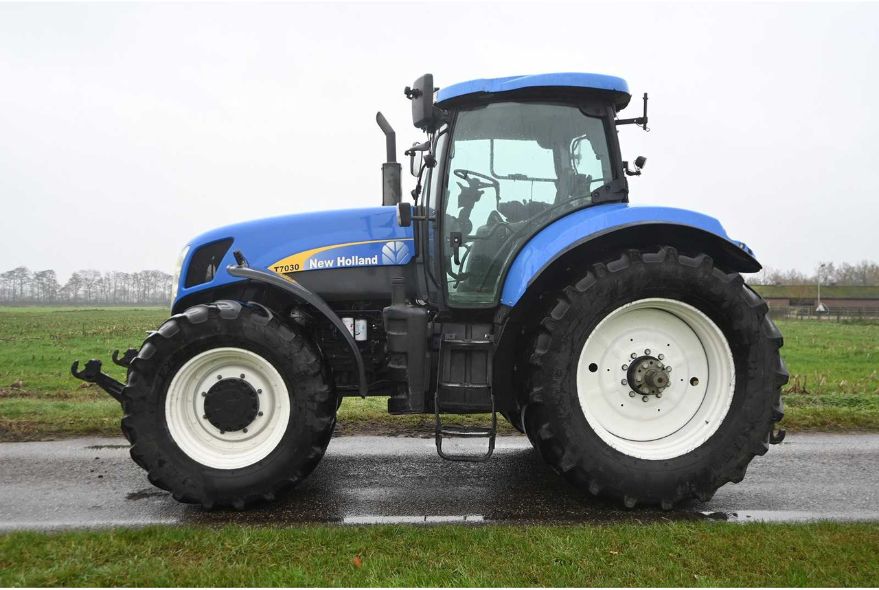 NEW HOLLAND - 2007 - T7030 - ALL-WHEEL DRIVE FARM TRACTOR - Τρακτέρ: φωτογραφία 3 NEW HOLLAND - 2007 - T7030 - ALL-WHEEL DRIVE FARM TRACTOR - Τρακτέρ: φωτογραφία 3